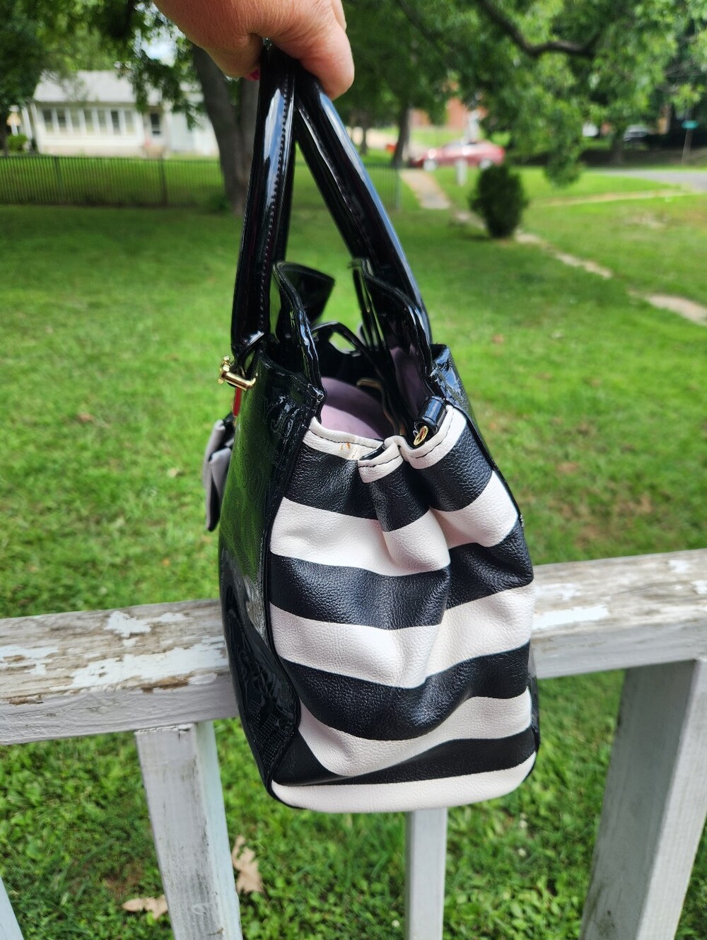 Betsey Johnson shoulder bag Shiny Black Gold Hearts Bow black/white stripe EUC - Picture 8 of 12